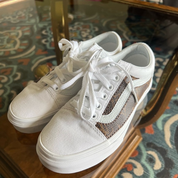 Look brand new I use for my graduation only like hour - Picture 2 of 4